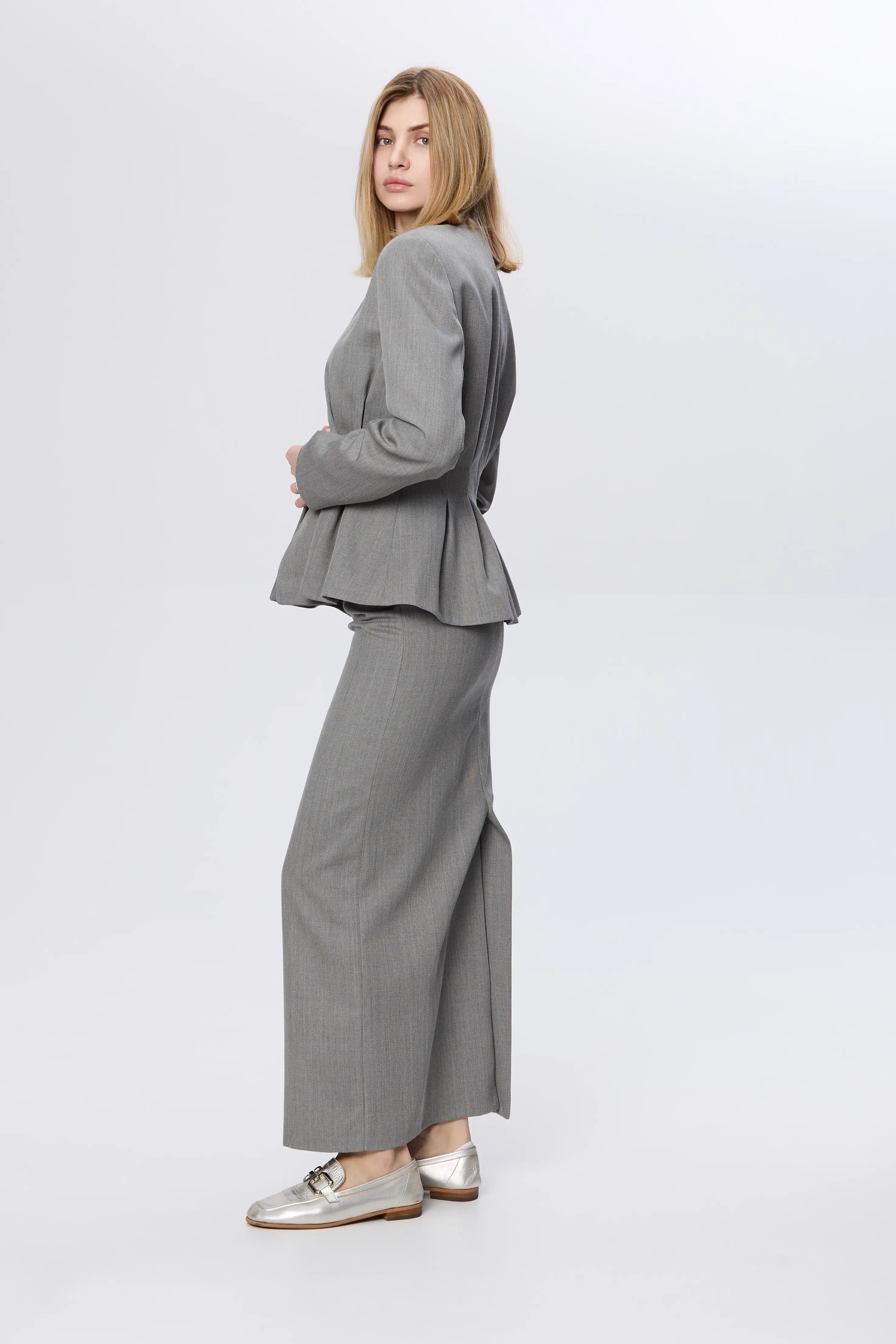 Costum rafinat din lână cu fustă