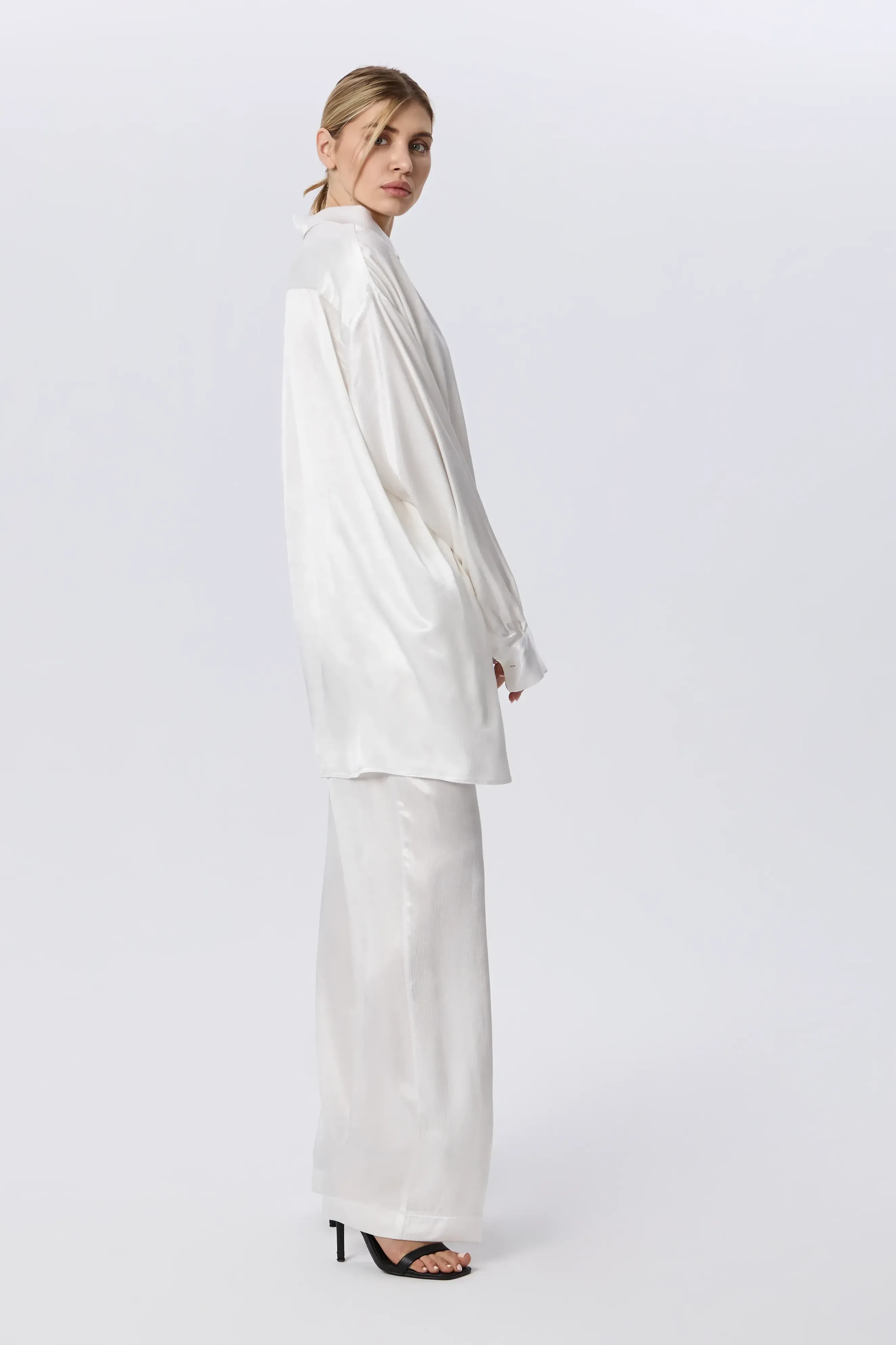 Costum lejer din vâscoză alb perlat