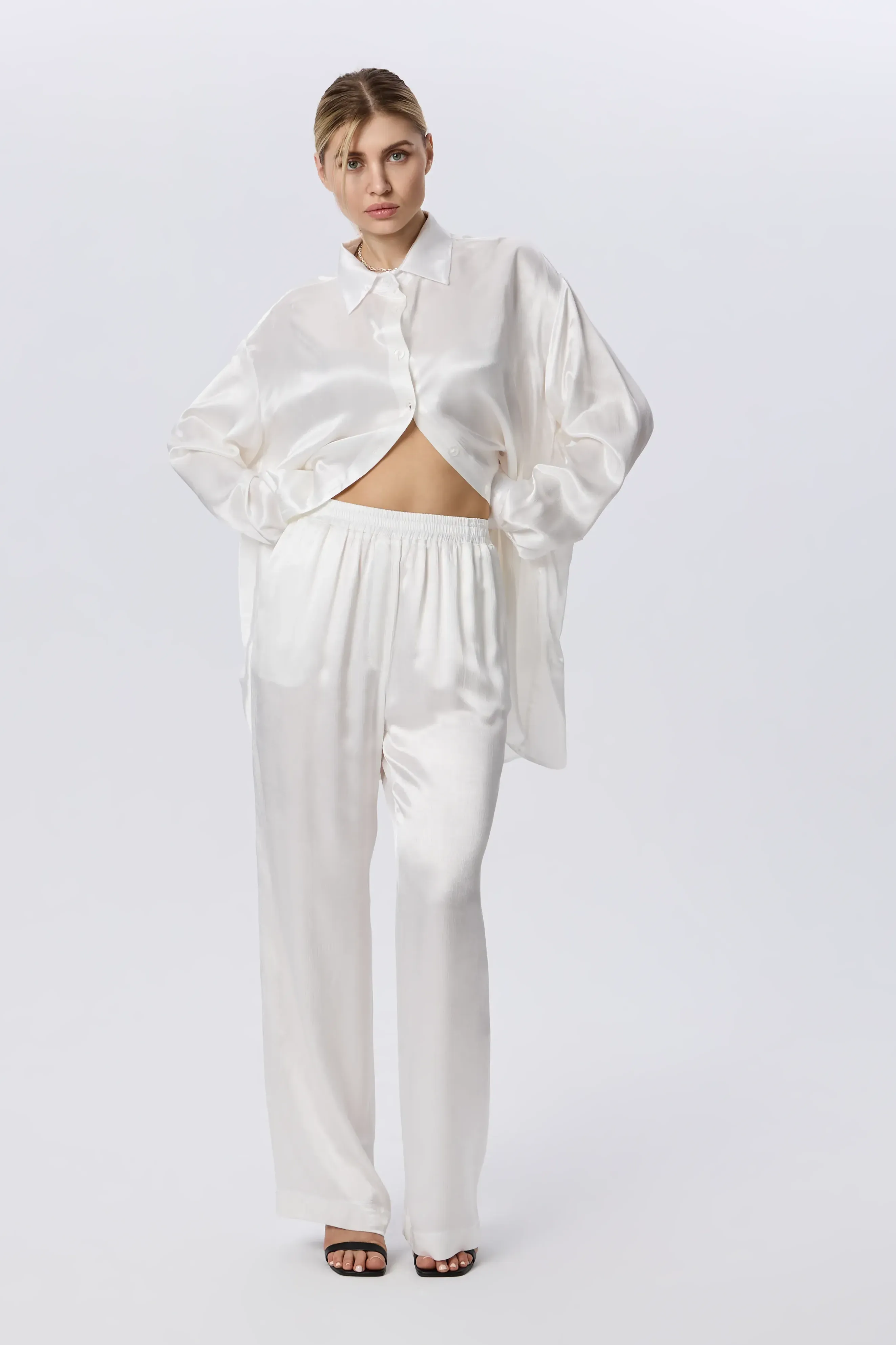 Costum lejer din vâscoză alb perlat