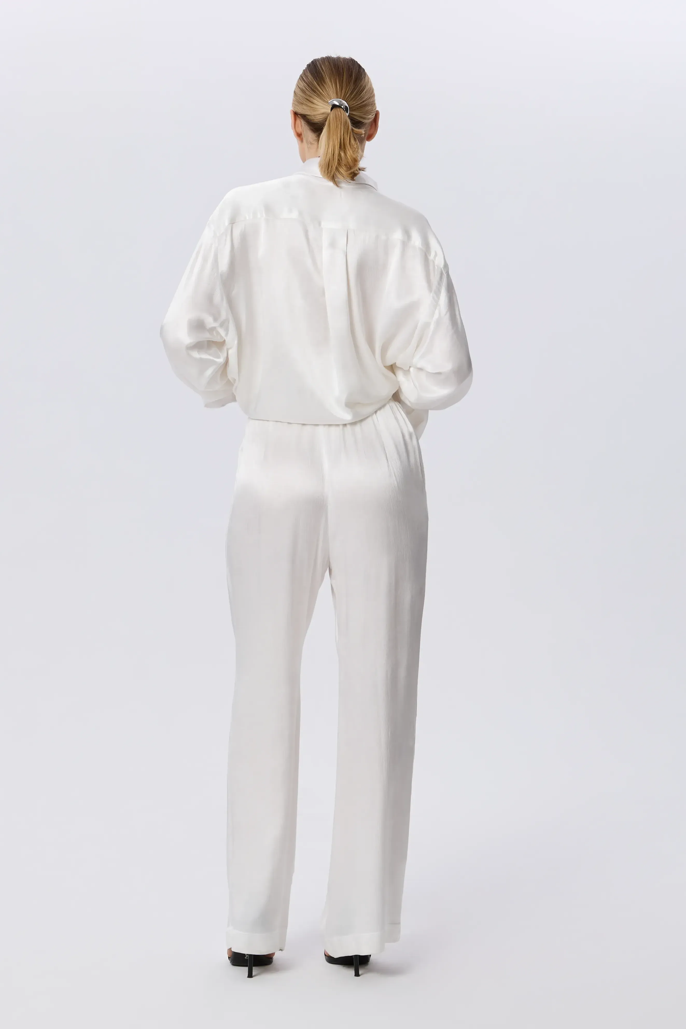 Costum lejer din vâscoză alb perlat