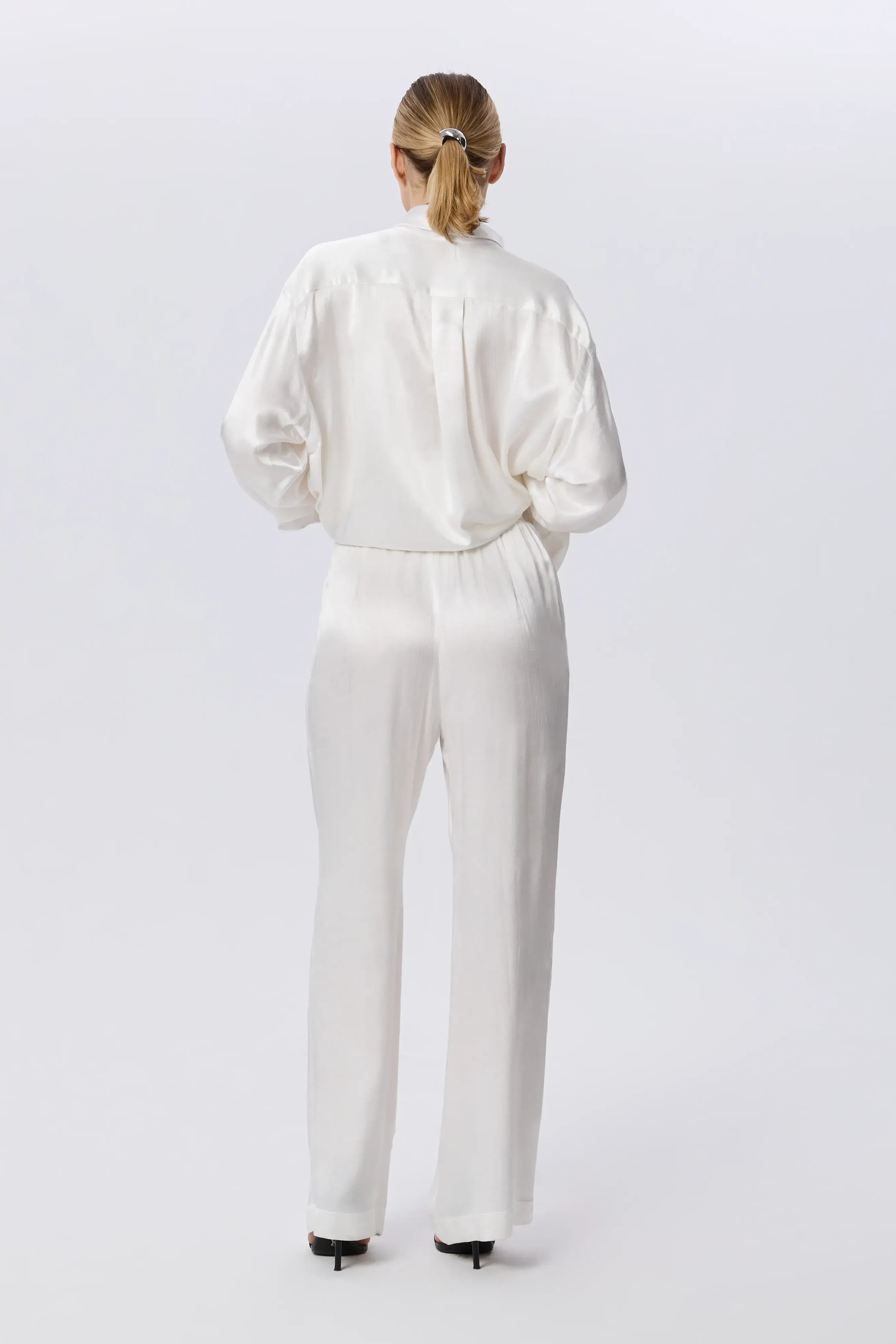 Pantaloni albi din vascoză satinată