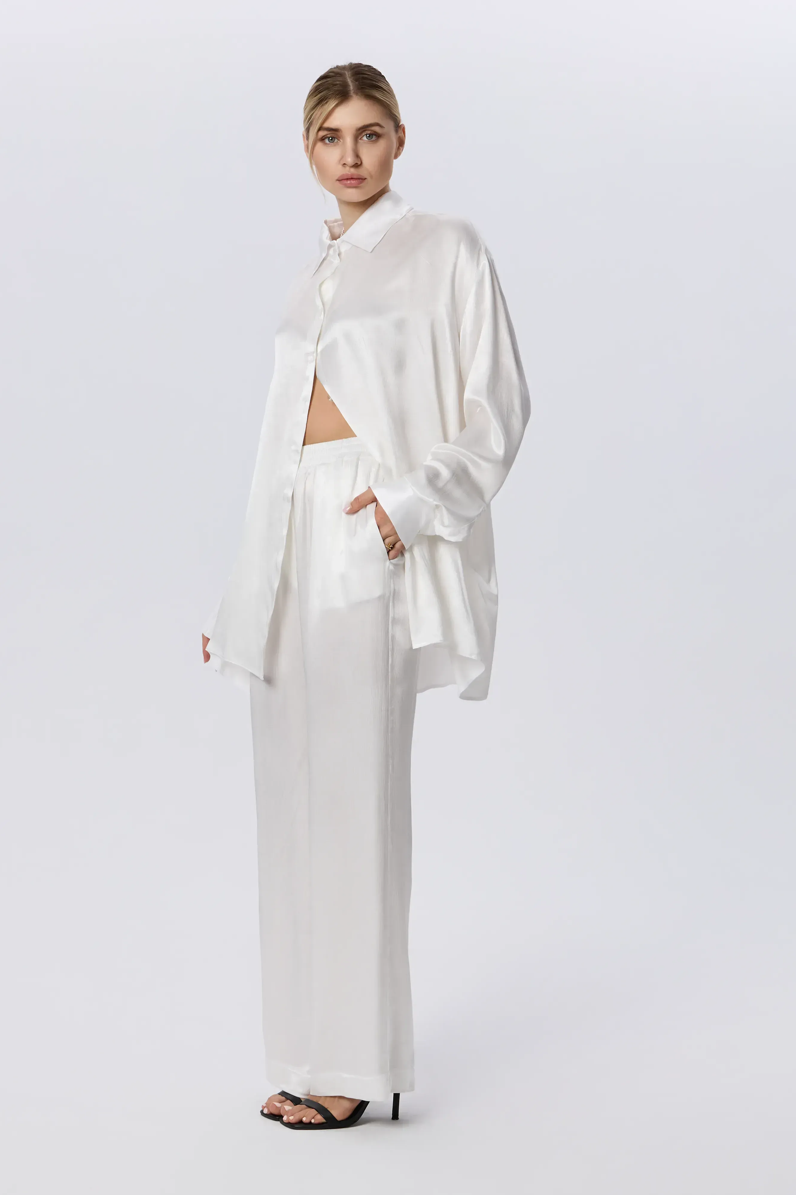 Pantaloni albi din vascoză satinată