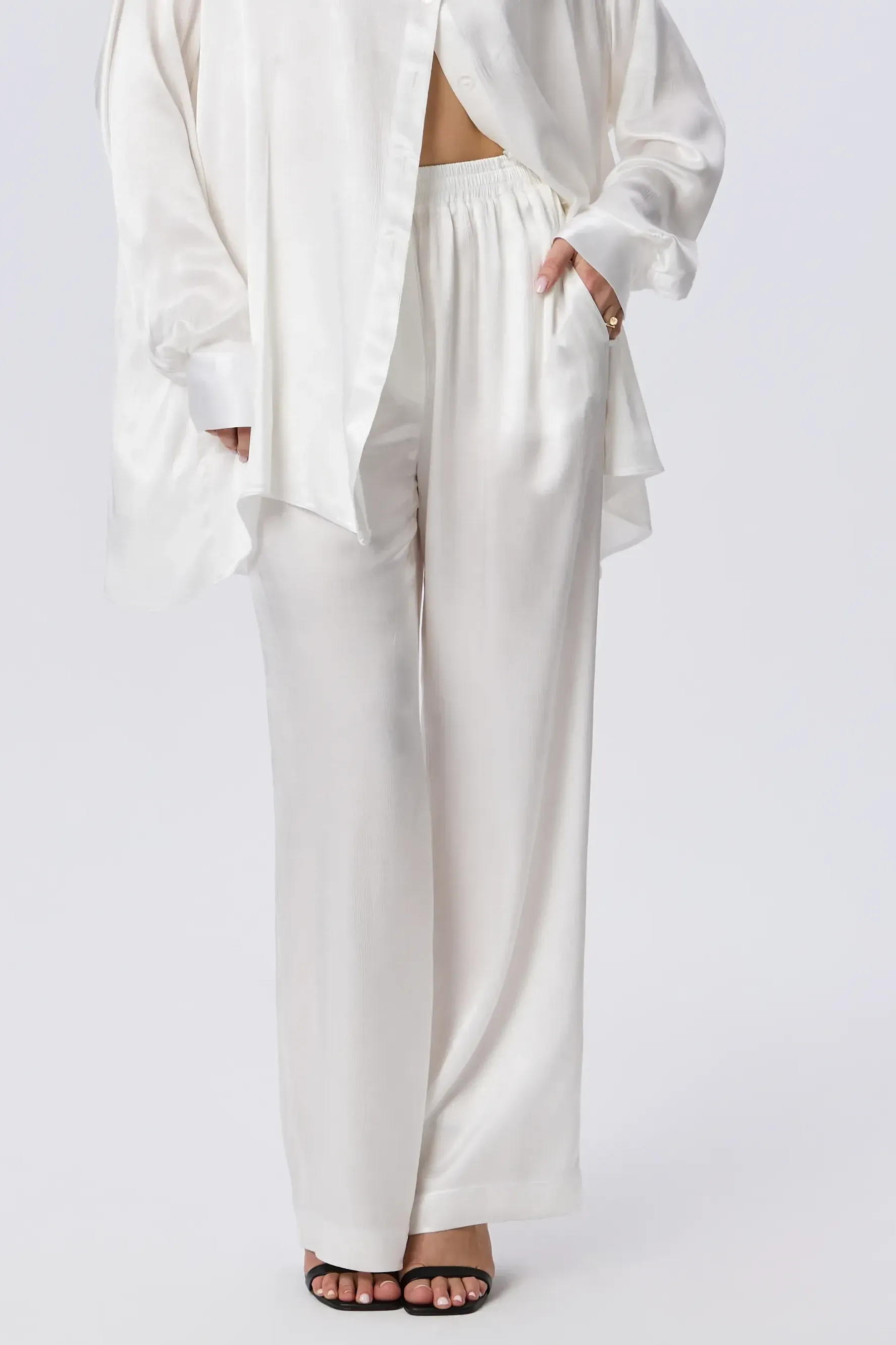 Pantaloni albi din vascoză satinată