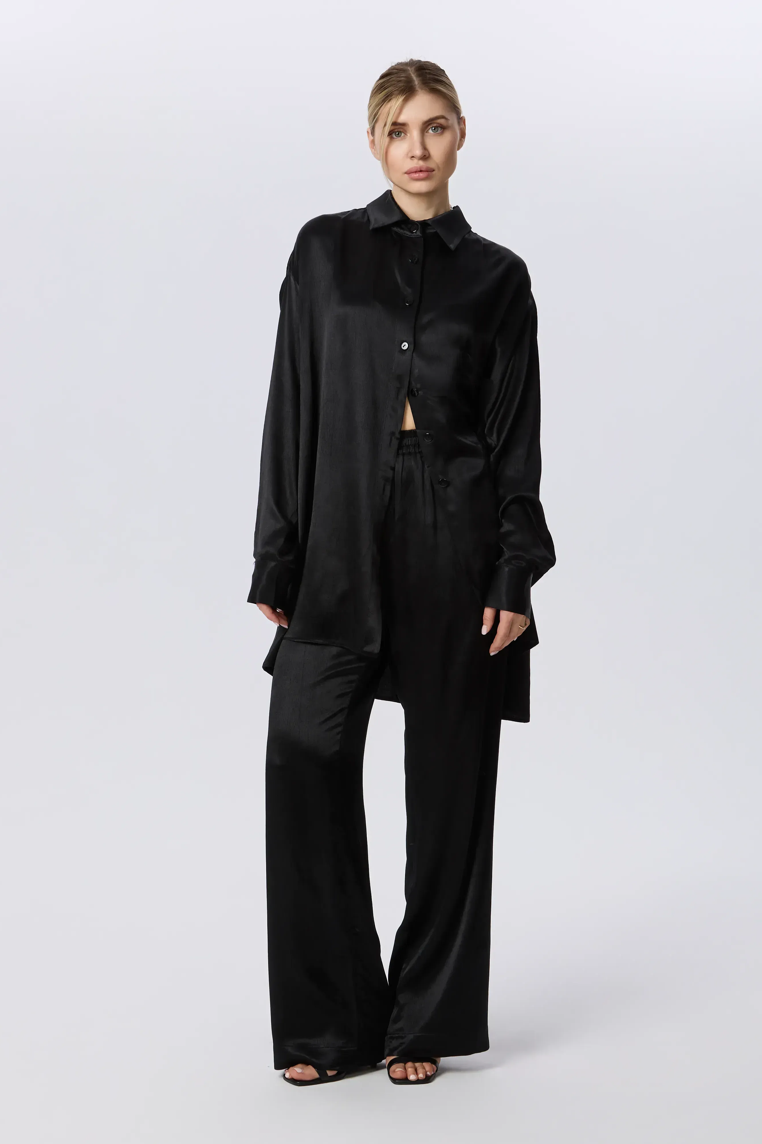 Pantaloni negri din vascoză satinată image