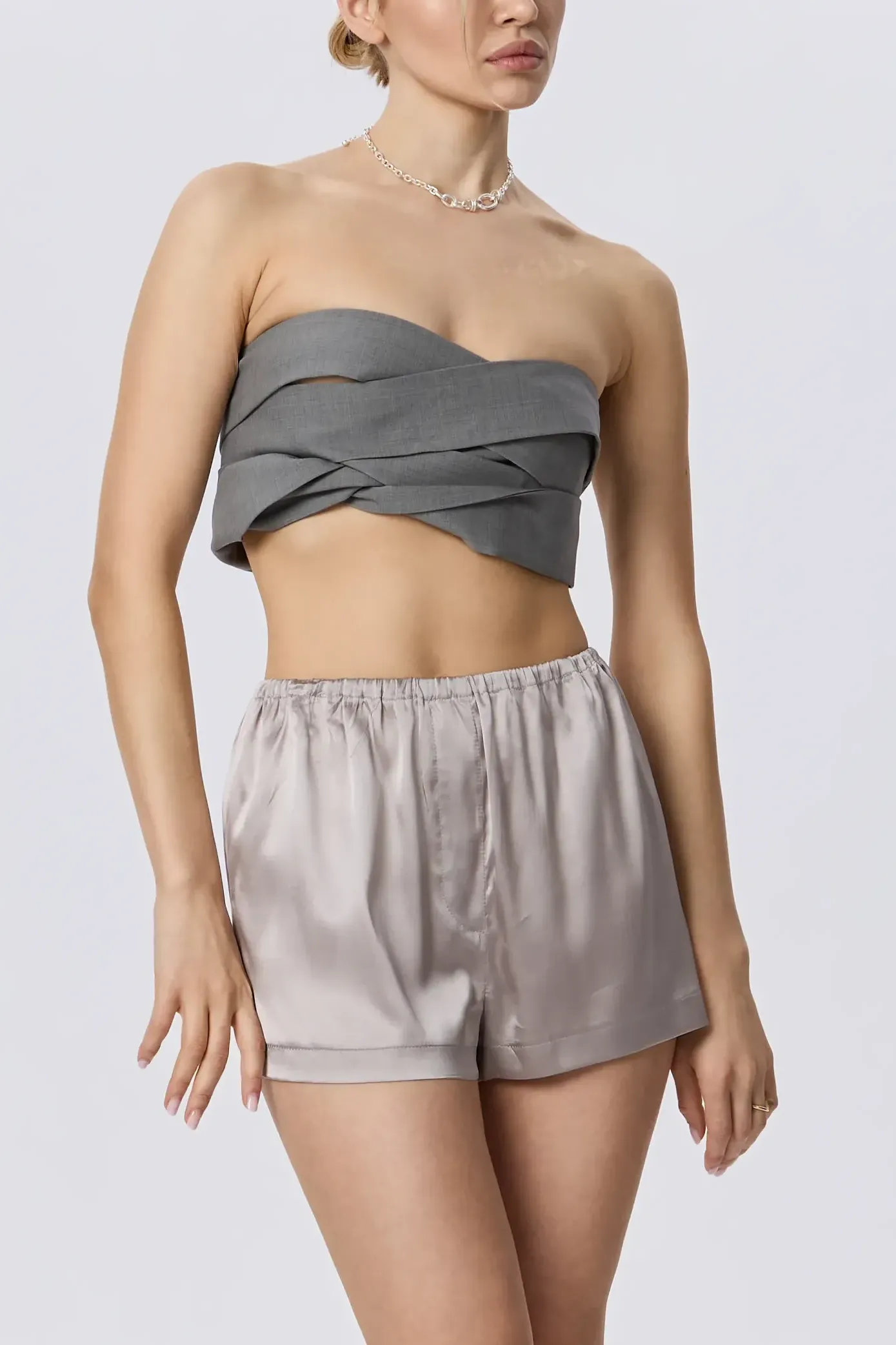 Pantaloni scurți din mătase naturală gri-argintiu