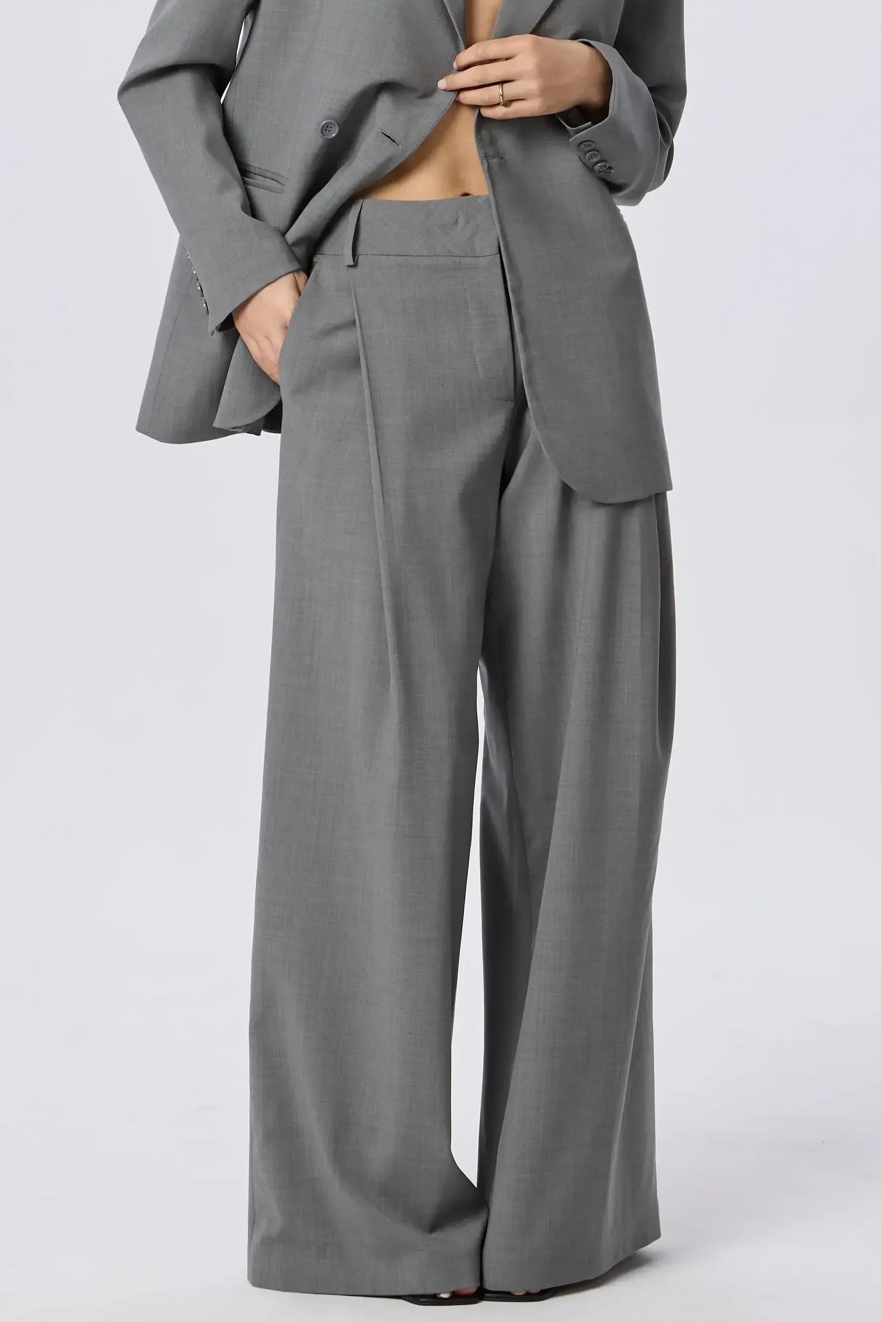 Pantaloni clasici gri din lână fină image