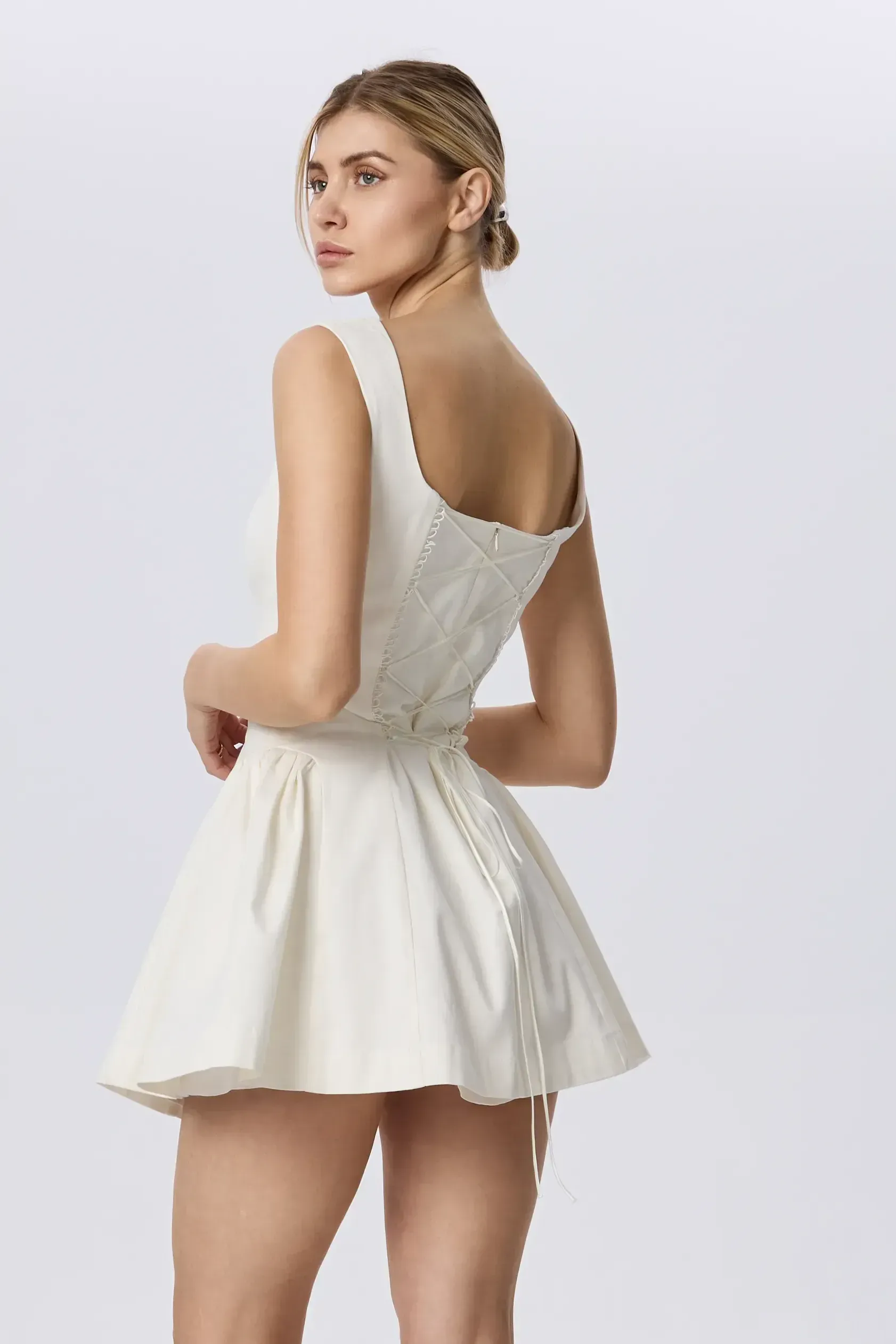 Rochie albă scurtă din bumbac premium image