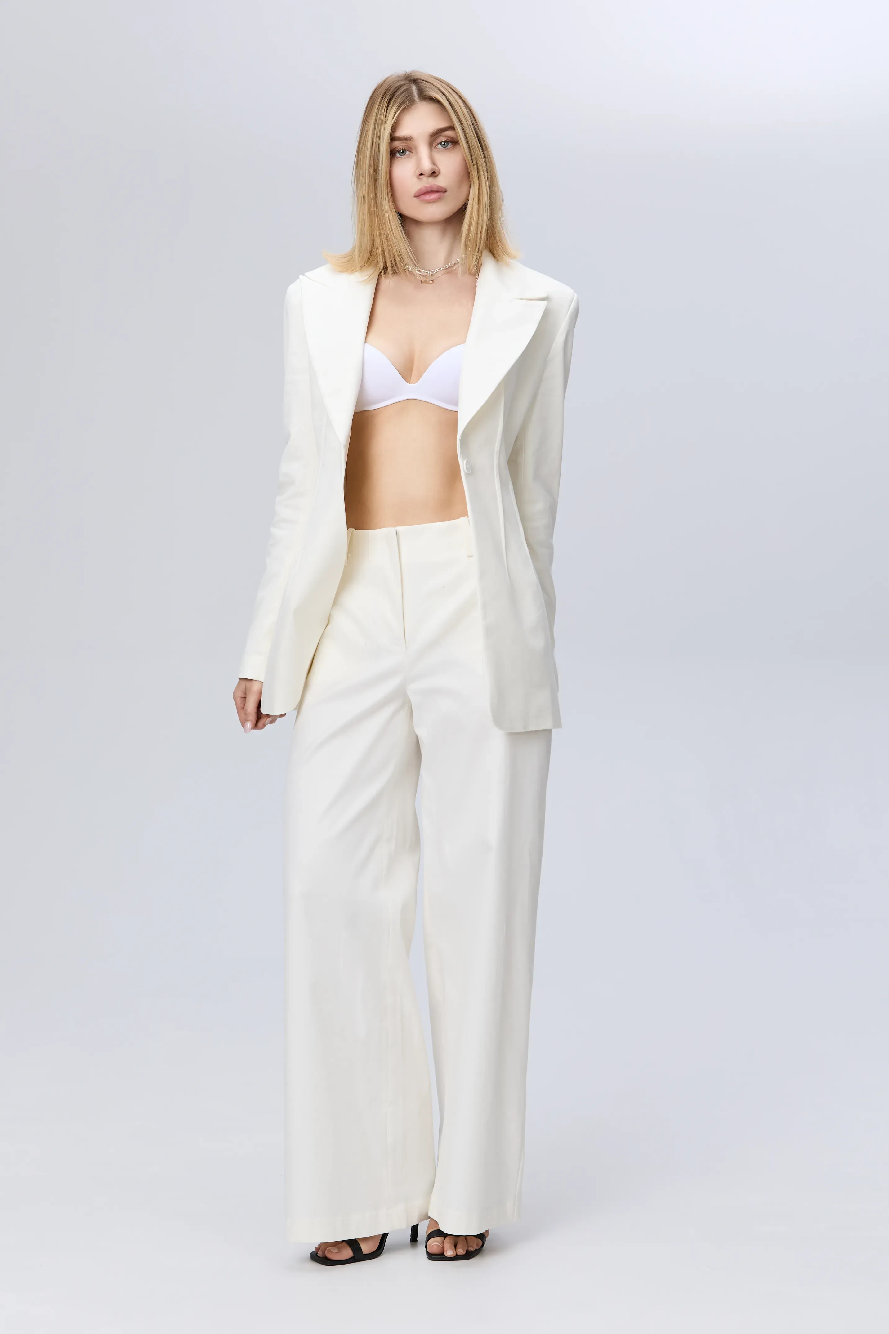 Versatile white cotton suit